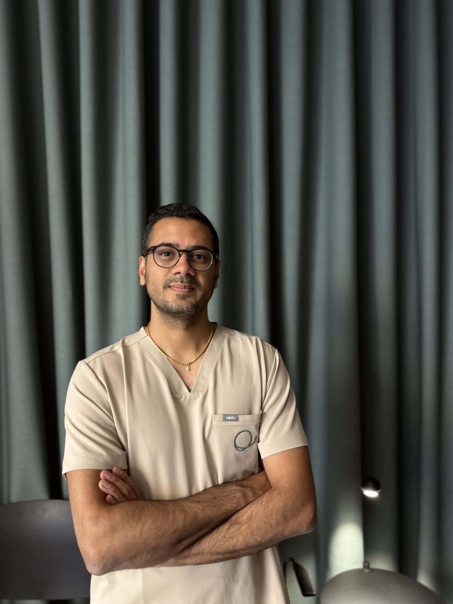 Priv.-Doz. Dr. Jagdeep Singh Bhangu, PhD im Einzelporträt vor einem grünen Vorhang