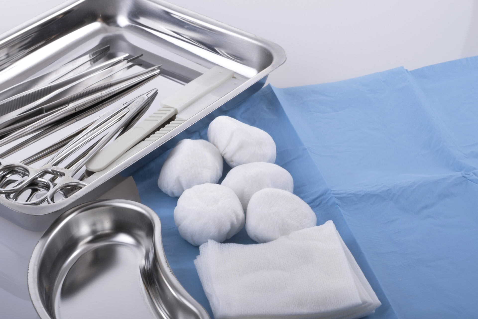 Medizinsches Equipment und Instrumente in einem Tablet symbolisiert die kleinchirurgischen Eingriffe