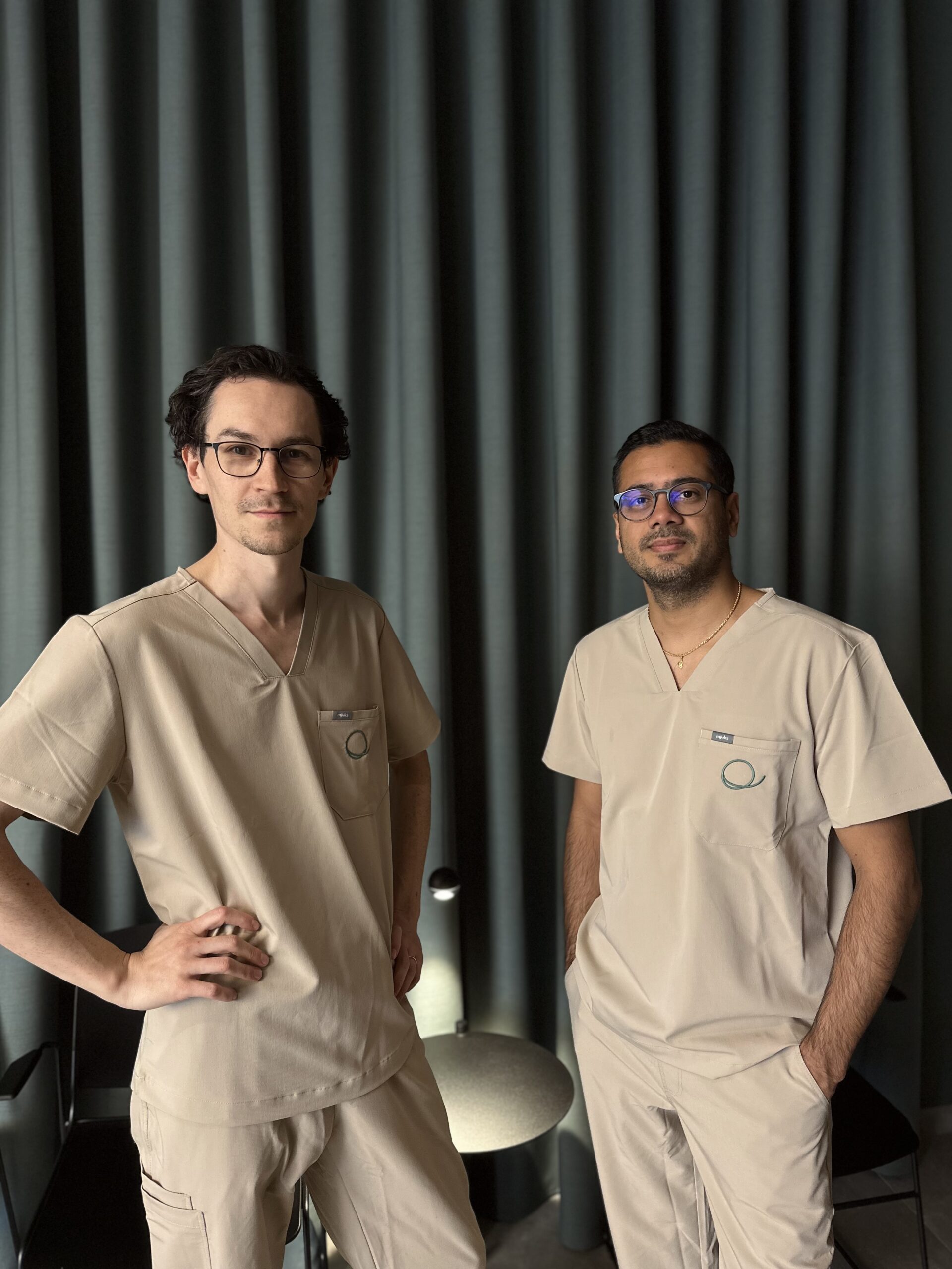 Dr. Andreas Mitterbauer links und Priv.-Doz. Dr. Jagdeep Singh Bhangu, PhD rechts im Endoskopiezentrum Stockerau